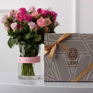 Wonderful rose vase with Greenwich chocolate from Villain